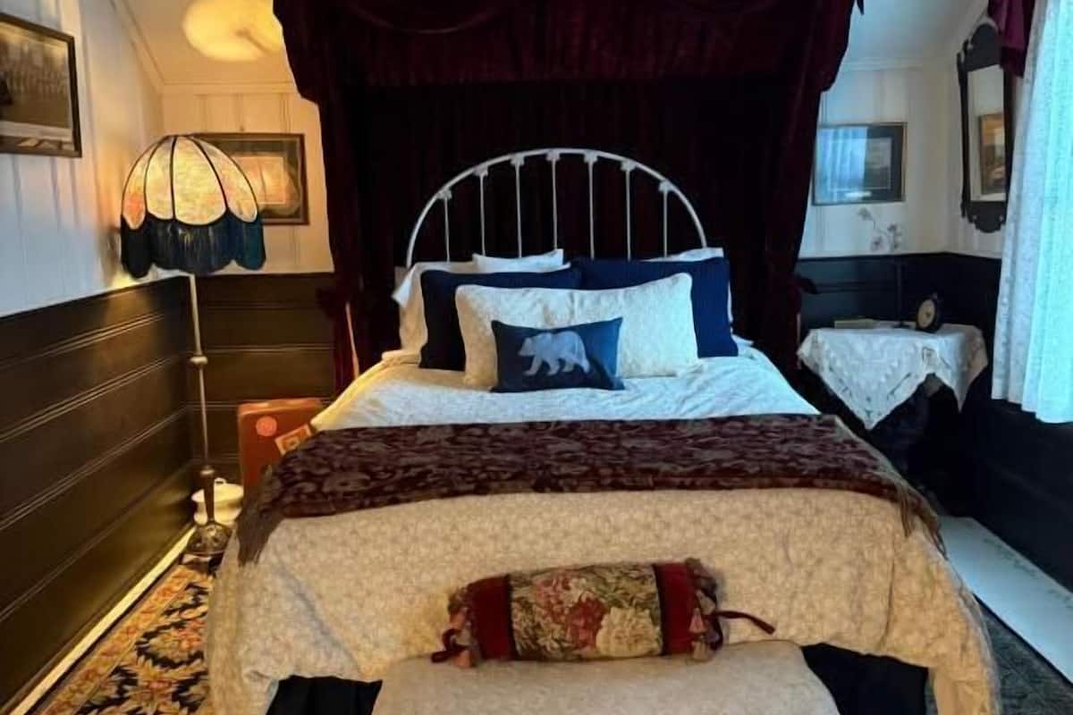 Classic Double Room, 1 Queen Bed, Mountain View | Free WiFi