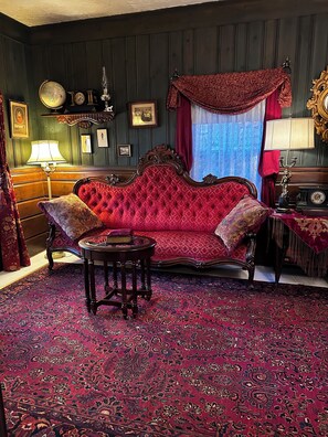 Deluxe Suite, 1 Queen Bed | Living area - Inn of Glen Haven (Glen Haven)