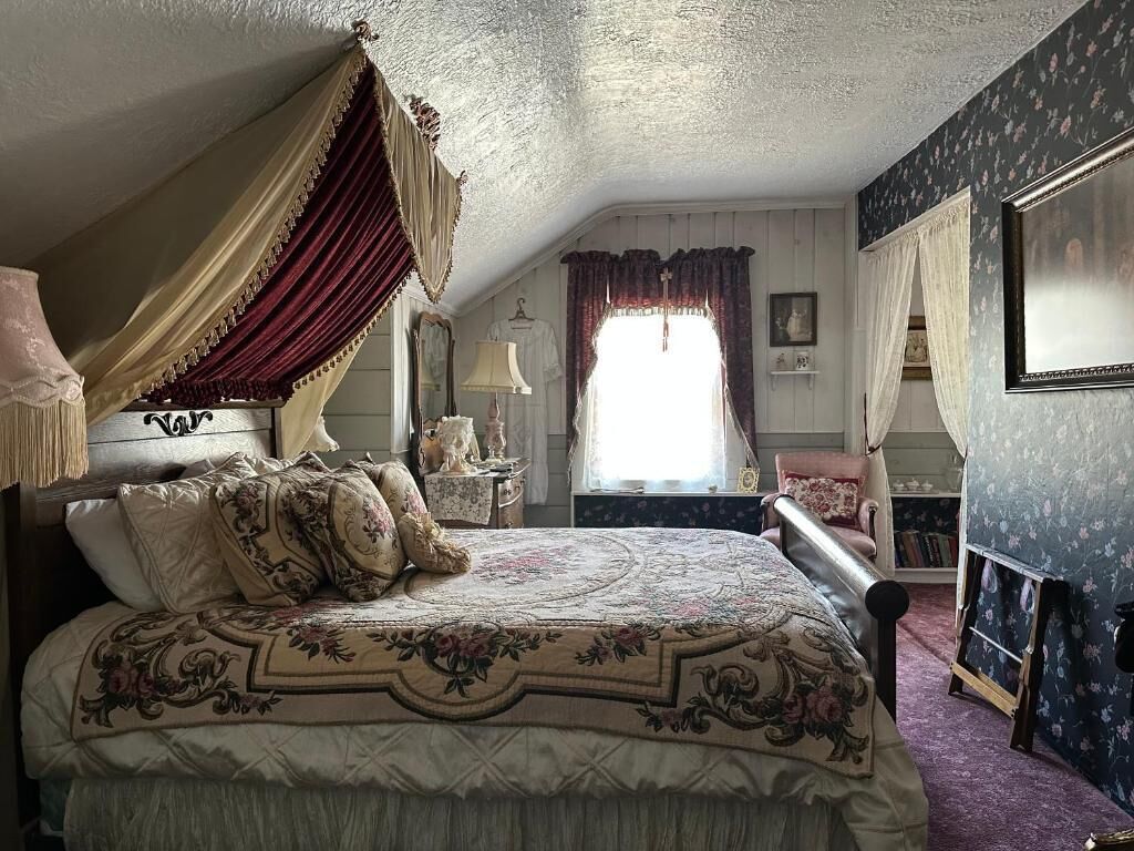 Deluxe Suite, 1 Queen Bed, Mountain View | Free WiFi