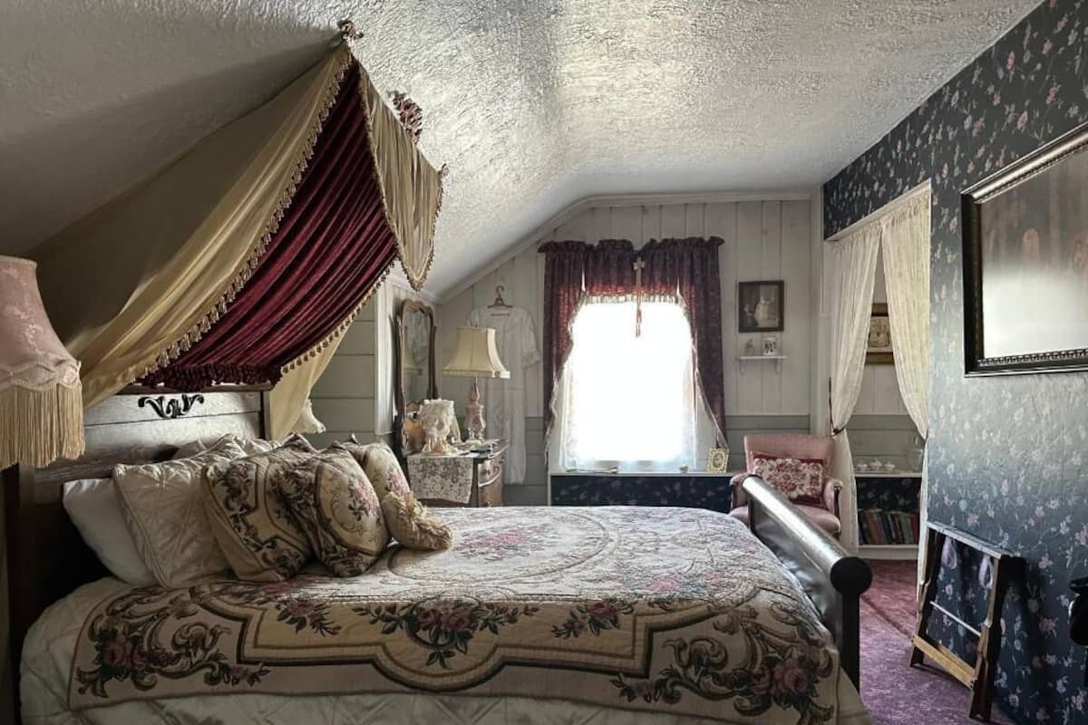 Deluxe Suite, 1 Queen Bed, Mountain View | Free WiFi