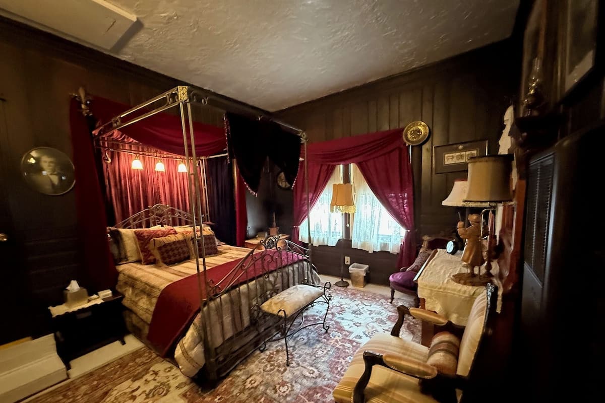 Deluxe Suite, 1 Queen Bed | Free WiFi