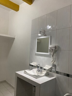 Tremannsrom – familie | Bad | Dusj, hårføner, håndklær og såpe