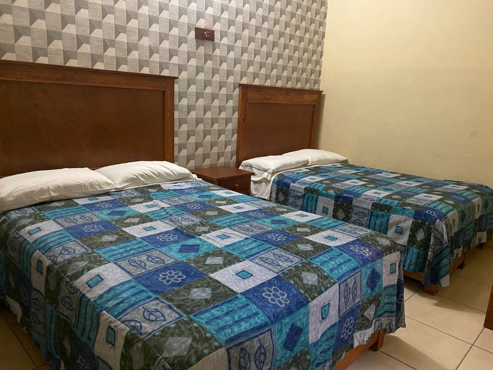 Dobbeltrom – comfort | Skrivebord, skrivebord for bærbar PC og wi-fi (inkludert)