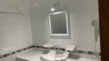 Ducha, secador de pelo, toallas, jabón