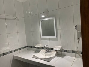 Habitación Confort doble | Baño | Ducha, secador de pelo, toallas y jabón