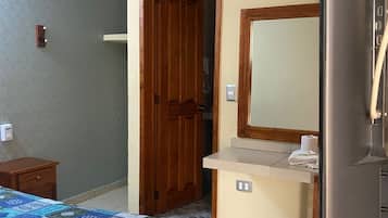 Comfort Room | Desk, laptop workspace, free WiFi