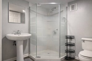 Dusj, hårføner, håndklær og såpe