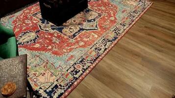 TV connectée, cheminée, livres