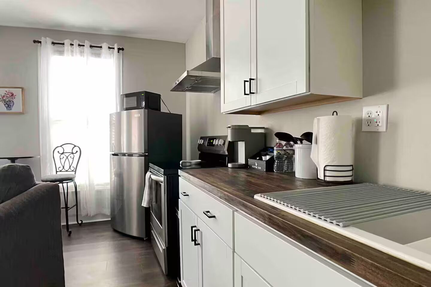 Refrigerador, microondas, horno y parrilla de estufa 