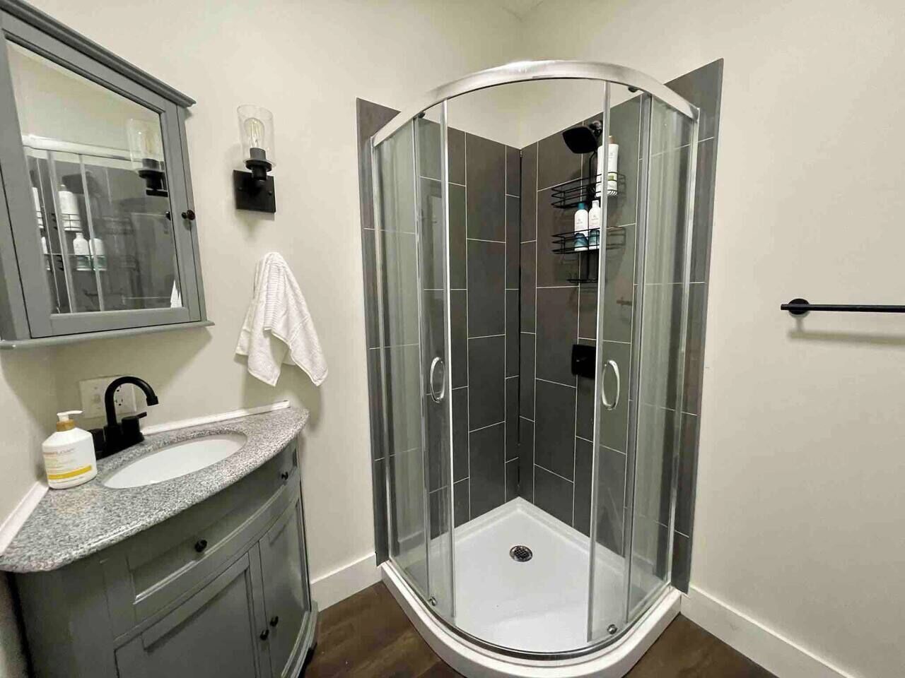 Dusch, hårtork, handdukar och tvål