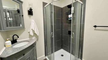 Dusch, hårtork, handdukar och tvål