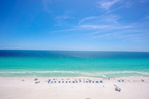 On the beach - Boardwalk Beauty: stunning 17th floor condo with private balcony & bunk room (Panama City Beach)