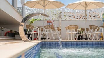Piscina externa sazonal, funciona das 9h às 21h, guarda-sóis