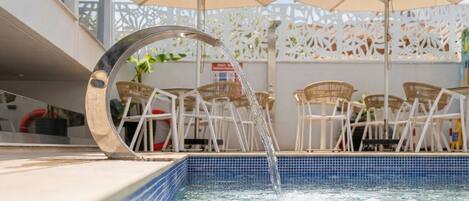 Piscine extérieure (ouverte en saison), parasols de plage