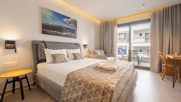 Quarto triplo, vista para a piscina | Cofres nos quartos, escrivaninha, cortinas blackout, berços grátis