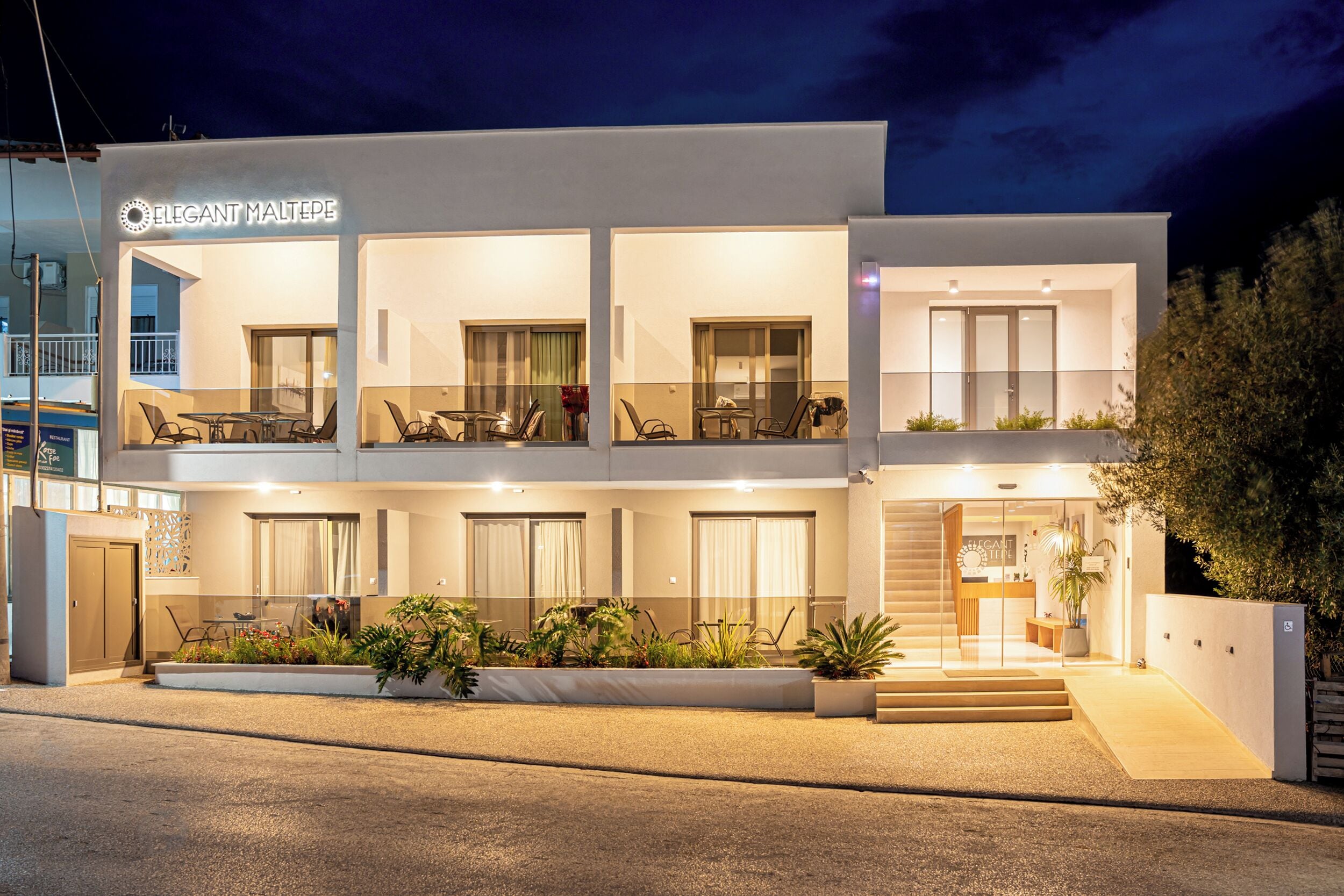 Fachada da propriedade à noite