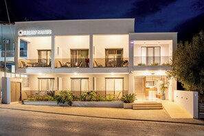 Front of property – evening/night - Elegant Maltepe Accommodation (Kallithea)