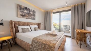 Quarto casal, vista para a piscina | Cofres nos quartos, escrivaninha, cortinas blackout, berços grátis