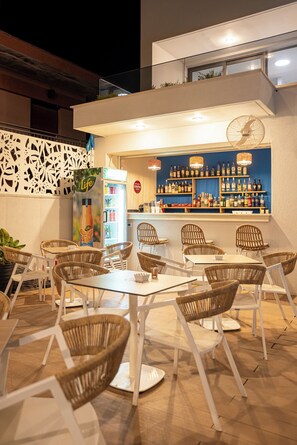 Quầy bar bên hồ bơi