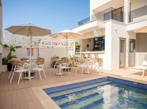 Quầy bar bên hồ bơi