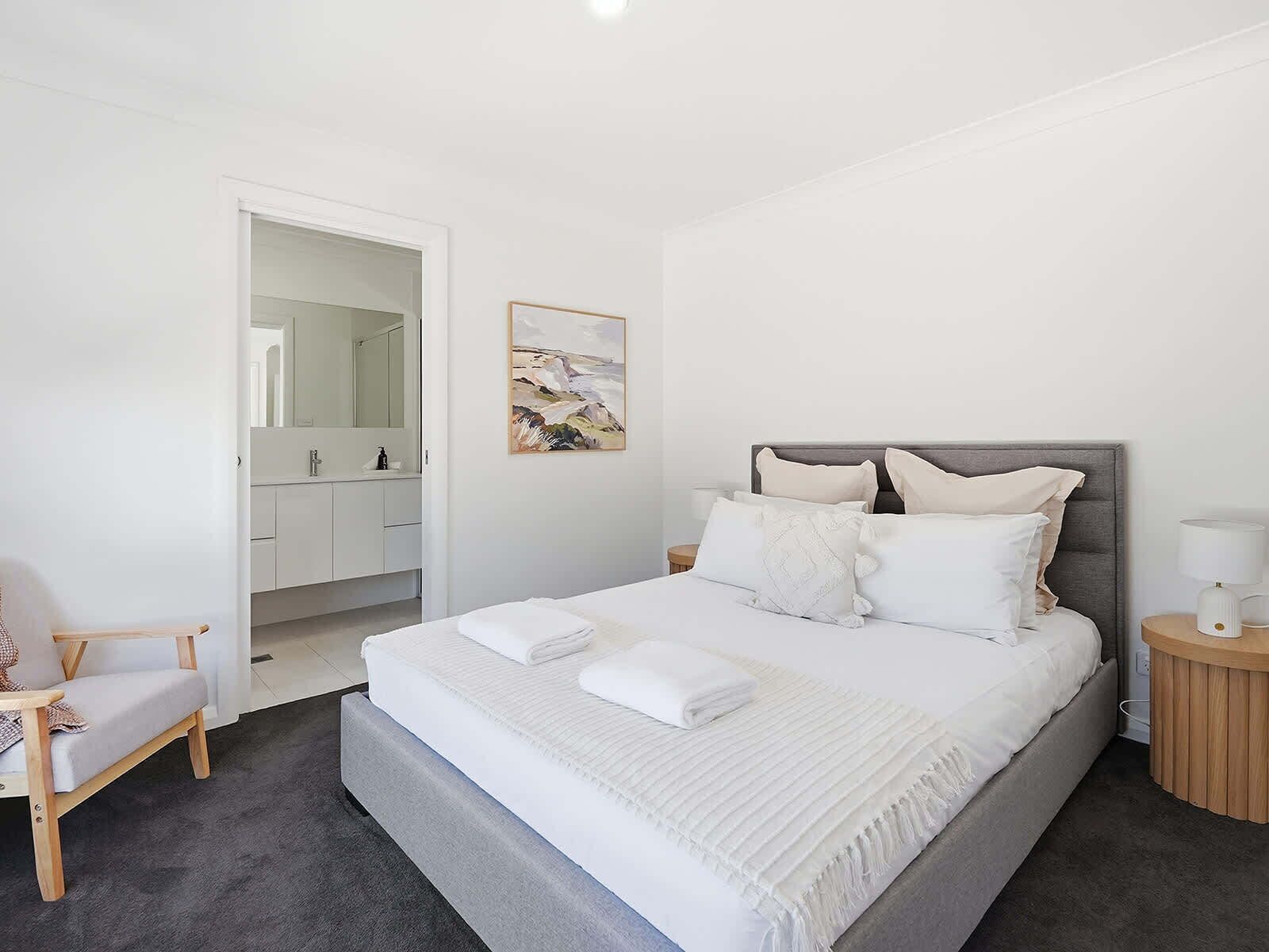 2 soveværelser, skrivebord, strygejern/strygebræt, weekendseng