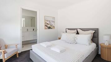 2 soveværelser, skrivebord, strygejern/strygebræt, weekendseng