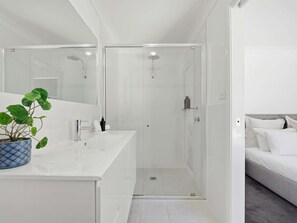 Dusche, Haartrockner, Handtücher, Shampoo
