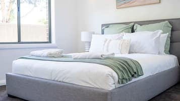 2 chambres, bureau, fer et planche à repasser, lit parapluie