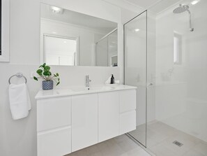Douche, sèche-cheveux, serviettes fournies, shampoing