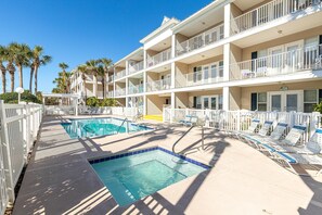 Condo, 1 cama Queen size y sofá cama (Grand Caribbean West 109) | Alberca | Alberca al aire libre y alberca climatizada