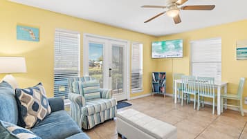 Condo, 1 cama Queen e sofá-cama (Grand Caribbean West 109) | Área de estar
