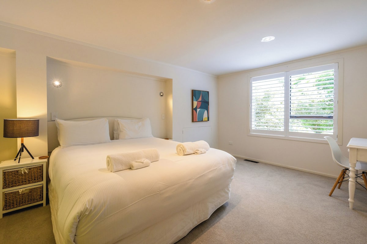 Villa familiar, vista parcial al océano