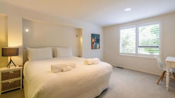 Villa familiar, vista parcial al océano