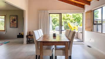 Villa familiar, vista parcial al océano | Restaurantes