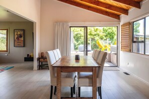 Villa familiar, vista parcial al océano | Restaurantes