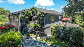 Villa familiar, vista parcial al océano | Exterior