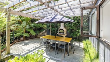 Villa familiar, vista parcial al océano | Restaurante al aire libre