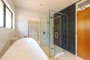 Villa familiar, vista parcial al océano | Baño