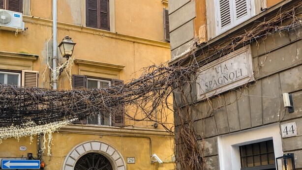 A building with a sign reading "Via Spagnoli" and the number "29" on the facade. - Studio Coppelle - Studio Apartment, Sleeps 2 (Rome)