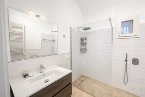 Shower, hair dryer, bidet, towels - Studio Coppelle - Studio Apartment, Sleeps 2 (Rome)