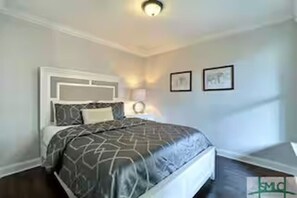 Tabla de planchar con plancha, wifi y ropa de cama 