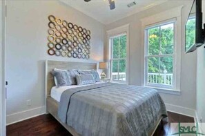 5 bedrooms, iron/ironing board, travel cot, free WiFi - Southern charm with a splash of modern decor (Savannah)