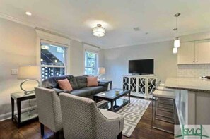 TV - Southern charm with a splash of modern decor (Savannah)