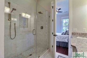 Hair dryer, towels - Southern charm with a splash of modern decor (Savannah)
