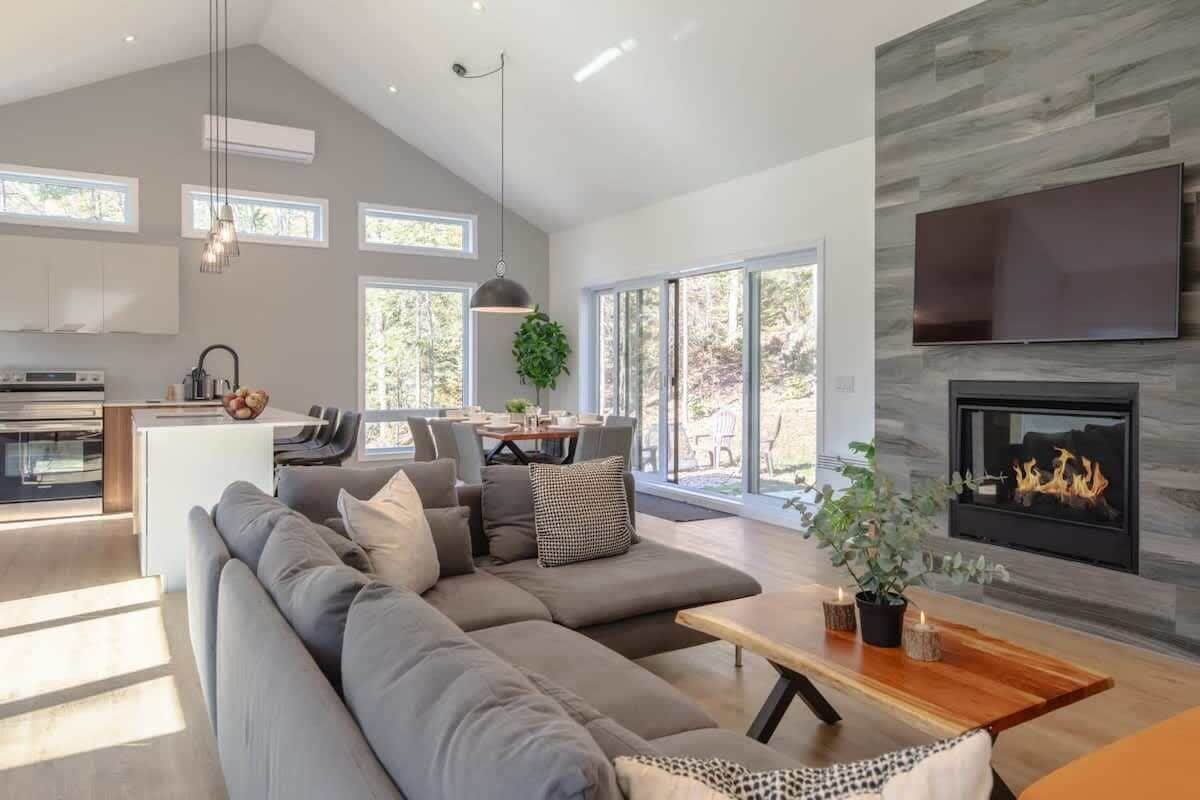 Télévision, cheminée, espaces bureaux