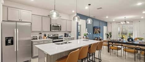 Réfrigérateur, four à micro-ondes, un four, surface de cuisson