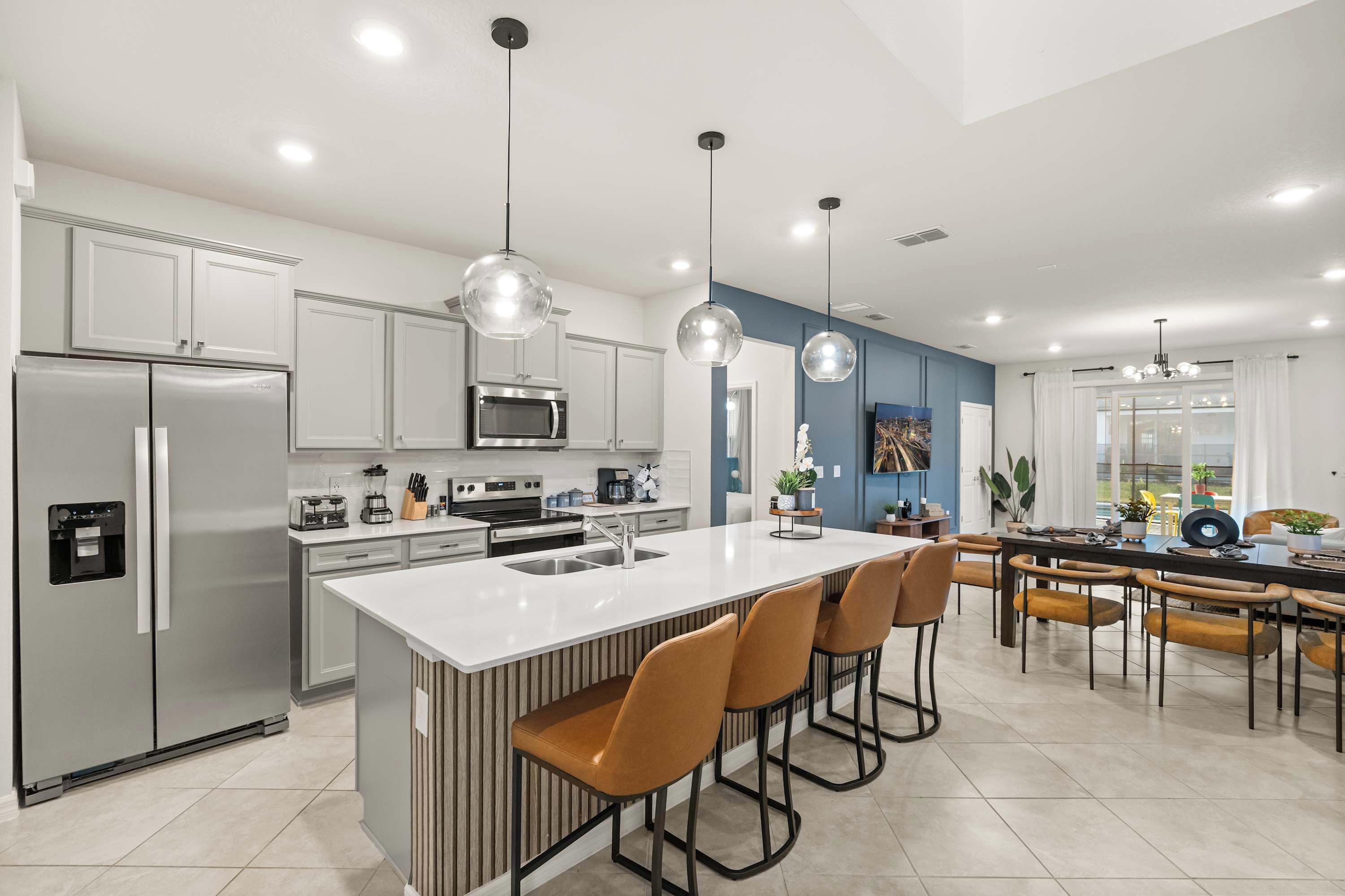 Jääkaappi, mikroaaltouuni, uuni, liesi