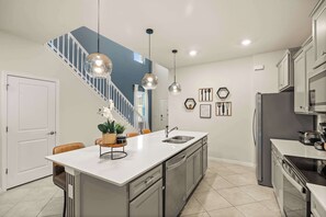 Fridge, microwave, oven, stovetop - Spacious Clermont Villa, Sleeps 16, Pool & More (Clermont)