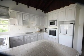 Private kitchen - Top rated apartment in the Enterprise surf community - breezy, cool and quiet. (Oistins)