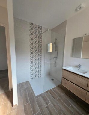 Douche, sèche-cheveux, serviettes fournies, savon